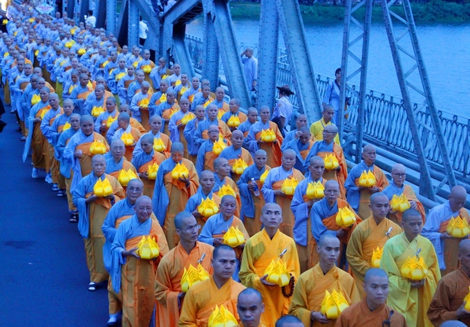 Hàng nghìn tăng ni, phật tử xứ Huế đi bộ 4km rước Phật